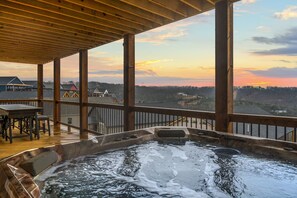 Hot Tub on lower level private deck seats 6