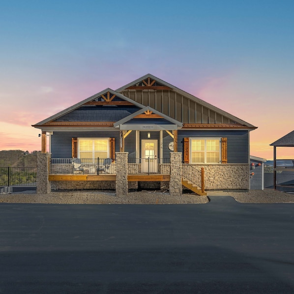 On The Rocks Lodge- A stunning 3-level vacation home at Crowne View Heights in Branson, MO
