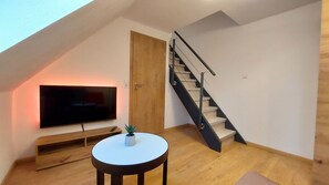 Ferienwohnung DG (50 qm) für bis zu 5 Personen mit Smart-TV und vollständig ausgestatteter Küche-Wohnambiente DG-Atelier-Wohnzimmer-1