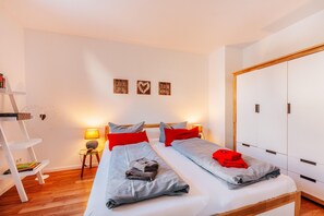Schlafzimmer mit Fernseher