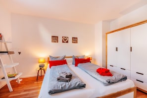 Schlafzimmer mit Fernseher