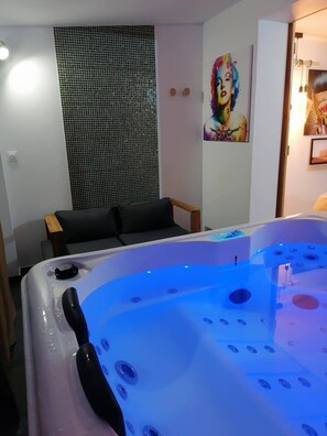 Indoor spa tub