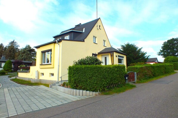 Außenseite Ferienhaus [Sommer]