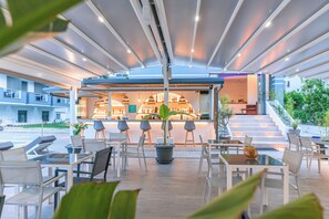 Poolside bar