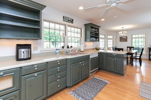 Fully-Equipped Kitchen w/both Keurig & Drip Coffee Makers. Host & Entertain