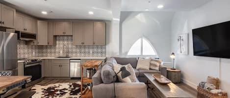 The intimate layout of the main level of this 2 bedroom condo makes it easy to stay connected with your friends and family no matter your activity of choice!