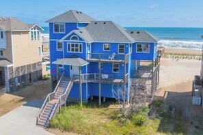 Avast, sea lovers! Beachfront Pirates, a 6-bedroom home, invites you to set sail on a memorable vacation where sand, surf and sun are yours to plunder.