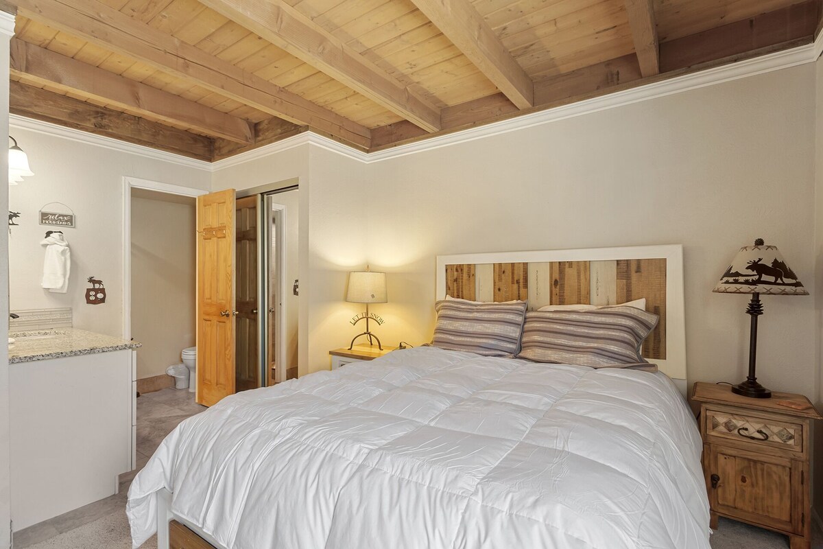 Relax in this 2BR Condo and enjoy the pool and hot tub after a long day!