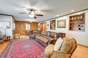 Living Room | Free WiFi | Central A/C