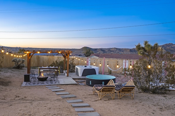 Relax, unwind and watch beautiful pink and purple sunsets in the backyard with amazing mountain views!