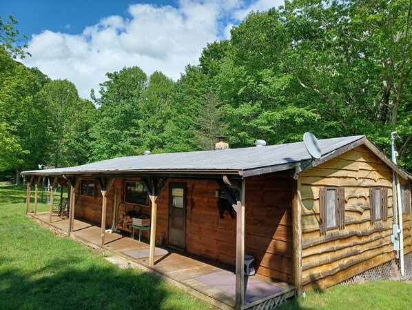 Kalkoen Cabin in the spring.
