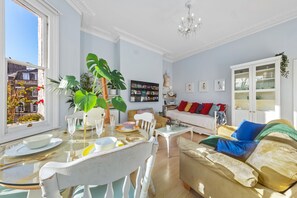 Bright Apartment Bay window 