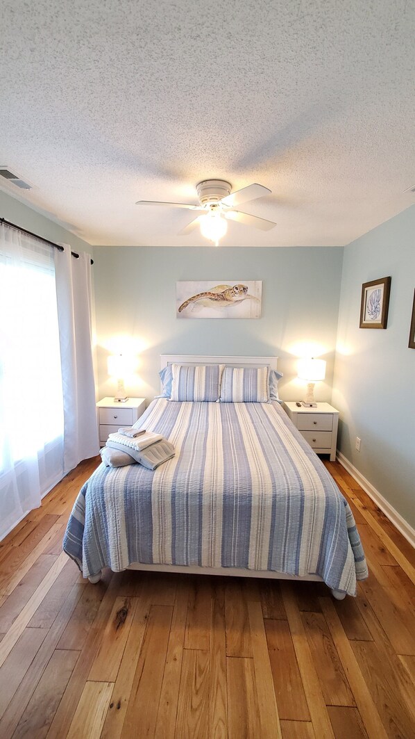 "Turtle Room" queen bed, 2 nightstands, touch lamps. Sheer and blackout curtains