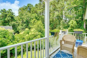 Private Porch | Central Air Conditioning | ~6 Mi to Jennette’s Pier
