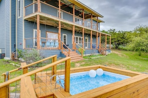 You will enjoy cooling off from the summer heat while enjoying expansive lake views from the plunge pool off the cabana kitchen!