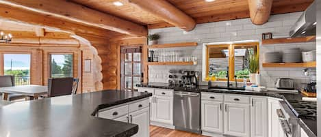 Green Canyon Chalet-Kitchen and Bar