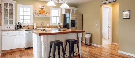 Kitchen With Island & Extra Seating