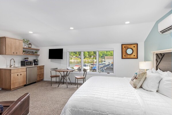 Welcome To The Star Studio At Paddlewheel Properties!
