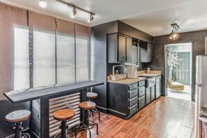 Modern Kitchen Corner - Gather for swift and stylish dining at our contemporary breakfast bar, set in a kitchen that's a paragon of modern design and convenience.