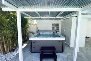 Relaxing, Tropical, Outdoor Covered Hot Tub!!