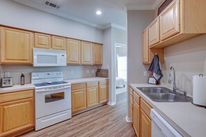 Kitchen | In-Unit Laundry | 3 Mi to Kyle Field & College Football Games