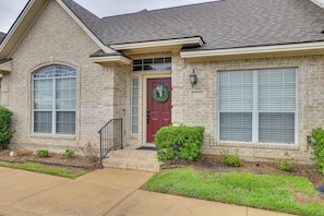 Private Entrance | Fenced-In Yard | 4 Mi to Texas A&M University