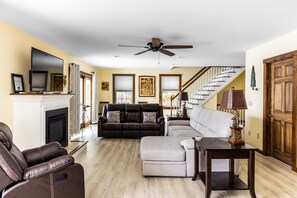 Confortable living room with gas fire place and TV.