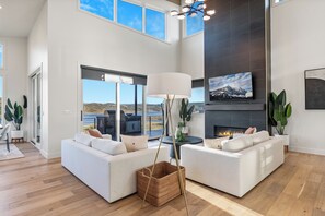 Large flatscreen SmartTV and great fireplace