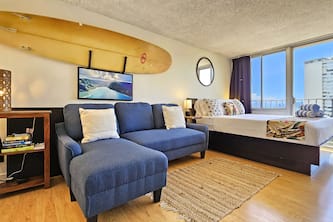 9th Floor Studio Apt, Full kitchen & Insane views!