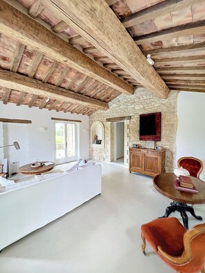 Reading room/TV room