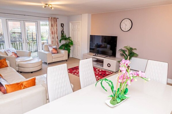 Living Room / Lounge
