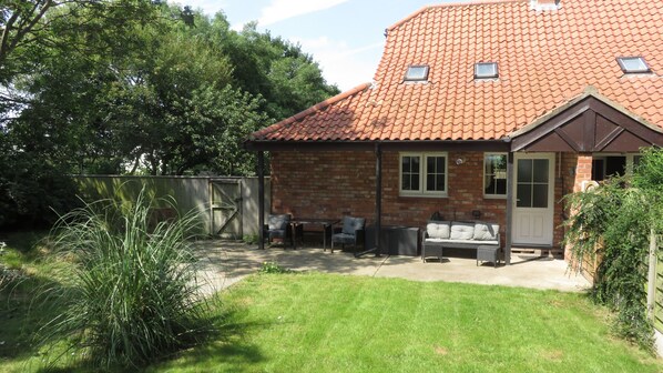 Modern, comfortable cottage with enclosed private garden and private parking