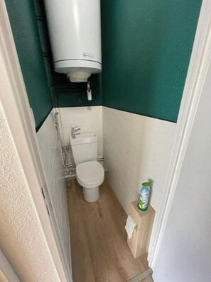 WC intendant avec lavabo et douchette