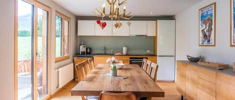 Dining area & kitchen