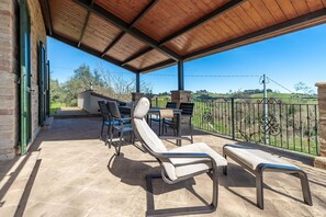 Ciel, Meubles, Chaise, Ombre, Design Intérieur, Bois, Plante, Chalet, Sol, Loisir