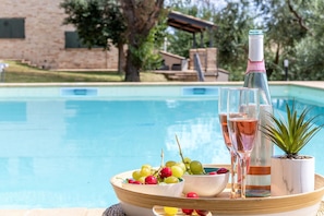 L'Eau, Aliments, Vaisselle, Table, Bouteille, Plante, Fenêtre, Mobilier De Jardin, Arbre, Fruit