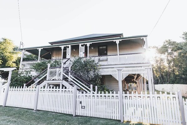 Cramb whole 6 bed 3 bath, Spacious exterior