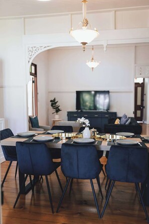 Cramb whole 6 bed 3 bath, Stylish dining area