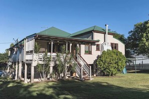 Cramb whole 6 bed 3 bath, Spacious exterior