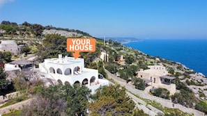 This is one of the houses with the most stunning location in the whole area / Die Aussicht, die Sie hier haben werden, haben nur ganz wenige HĂ€user in der Gegend.
