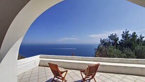 Enjoy fantastic sea views from one of the two terraces; this is the lower one. / Fantastische Ausblicke von den beiden Terrassen (hier die untere).