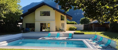 Vue d'ensemble de la maison et de la piscine depuis le jardin