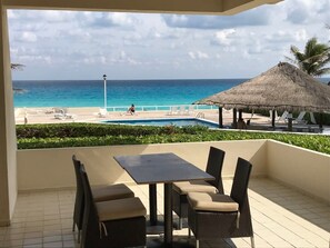 Common area where you can dine poolside