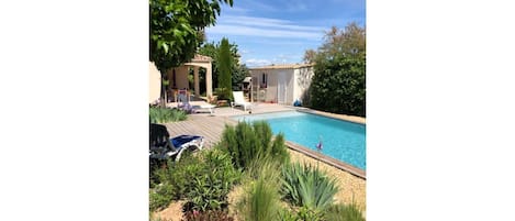 Jardin coté piscine et terrasse couverte