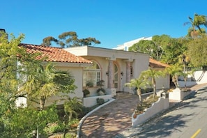 Stunning entrance welcomes you to the villa with a sweeping driveway that is suitable to park up to four cars