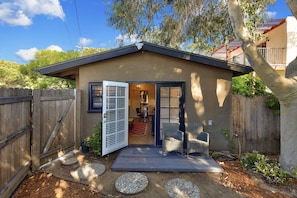 Welcome to Seashore Studio, your perfect coastal retreat in the heart of Del Mar, California, perfect for couples or small families looking for a peaceful retreat.