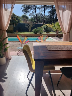 Séjour, salle à manger avec accès direct sur la terrasse