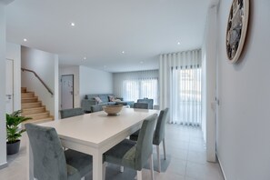 Moderne Ferienwohnung in Foz do Arelho zu vermieten, drei Schlafzimmer, privater Pool, nahe am Strand, Urlaub in Foz do Arelho