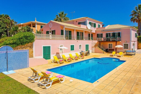 Villa Daisy image