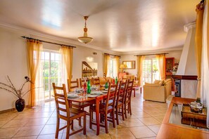 Villa Daisy image